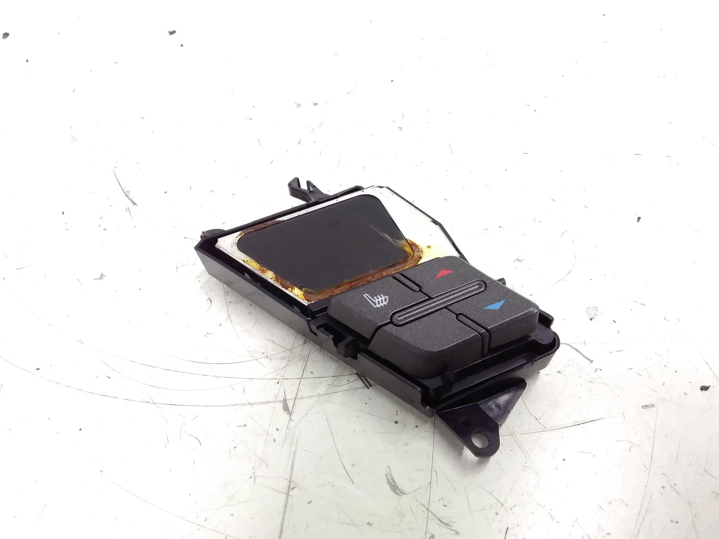 Cadillac CTS II Sedan 3.0 V6 24V (LF1) SEAT HEATER SWITCH 2009